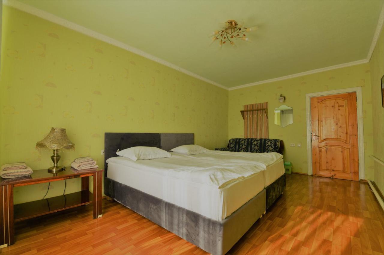 Jamilya'S B&B Guest House คาราโคล ภายนอก รูปภาพ